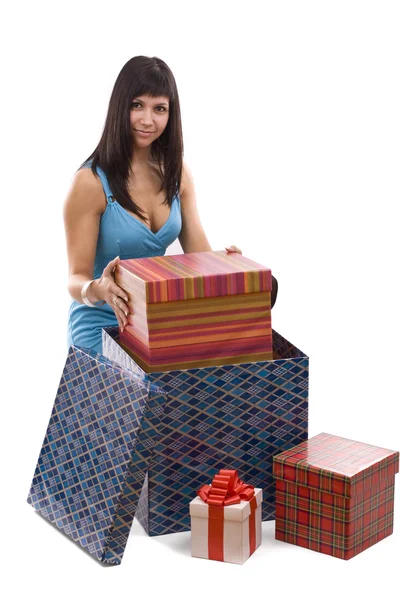 Γυναίκα θέση giftbox σε πακέτο — Φωτογραφία Αρχείου