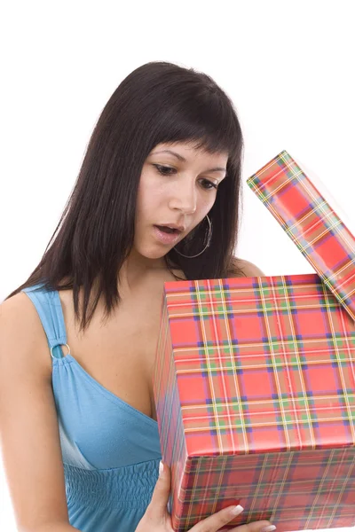 Frau öffnet das Geschenk — Stockfoto