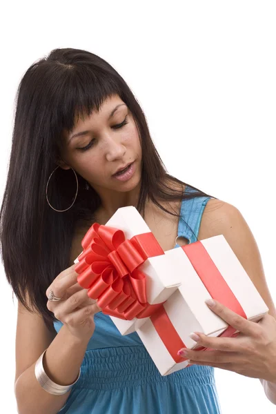 Vacker flicka öppning presentkartong — Stockfoto
