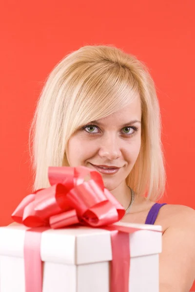 Girl holding a gift — Stock Photo, Image