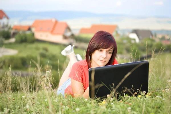 Femme utilisant un ordinateur portable — Photo