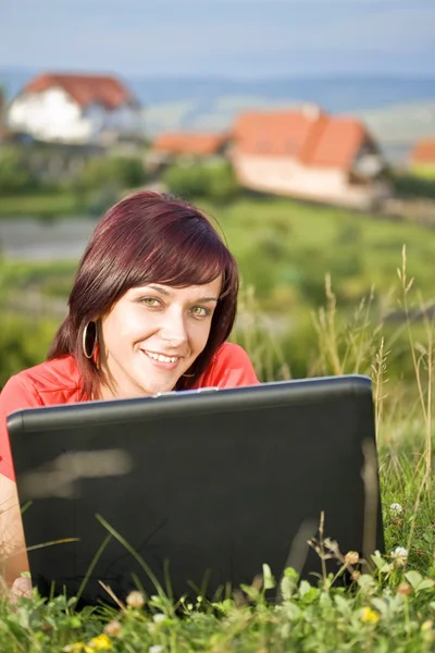 Femme utilisant un ordinateur portable — Photo