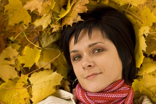Donna sulla foglia d'autunno — Foto Stock