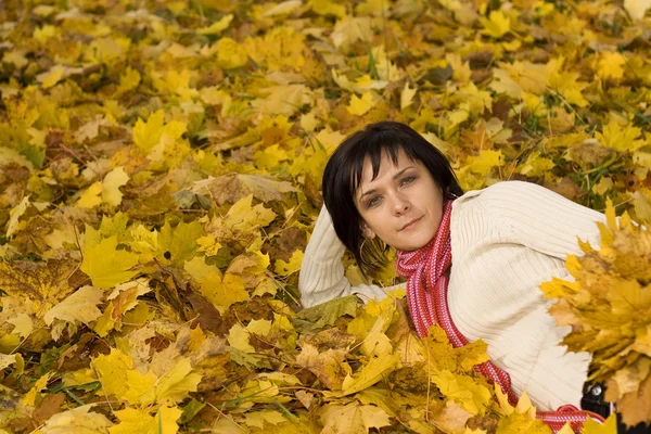 Mujer en la hoja de otoño — Foto de Stock