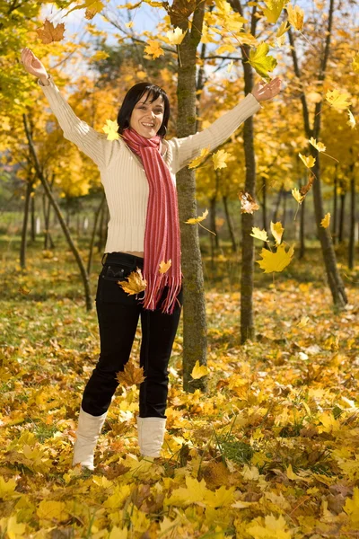 Mulher na folha de outono — Fotografia de Stock