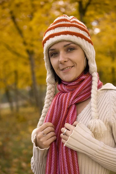 Mujer en el parque de otoño —  Fotos de Stock
