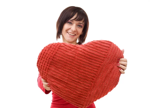 Vrouw met rood hart-vormige kussen — Stockfoto