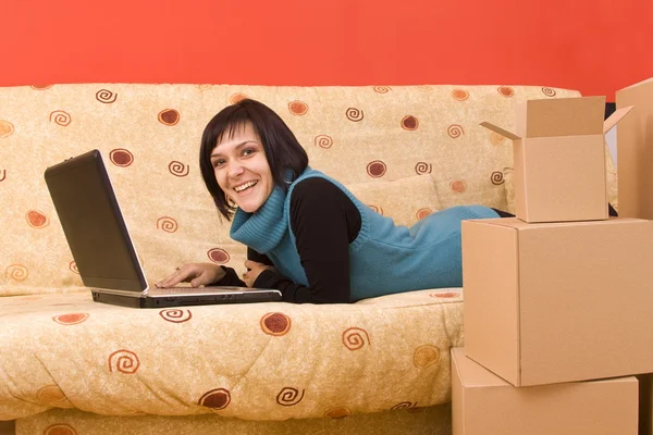 Vrouw met een laptop — Stockfoto