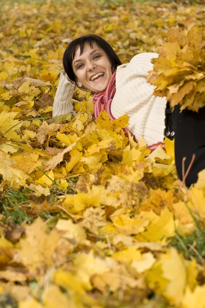 秋の葉の上の女性 — ストック写真