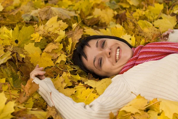 Žena na podzimní listí — Stock fotografie