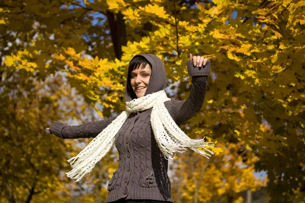秋天公园里的女人 — 图库照片