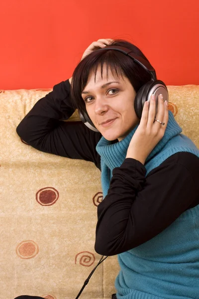 Vrouw met koptelefoon — Stockfoto