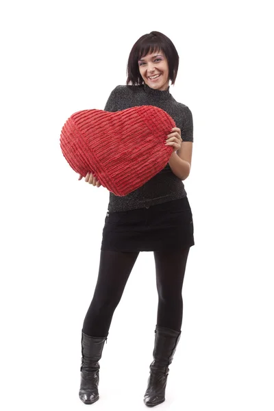 Mulher com travesseiro em forma de coração vermelho — Fotografia de Stock