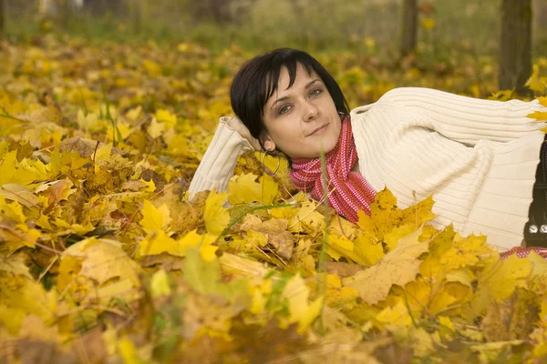 Mujer en la hoja de otoño — Foto de Stock