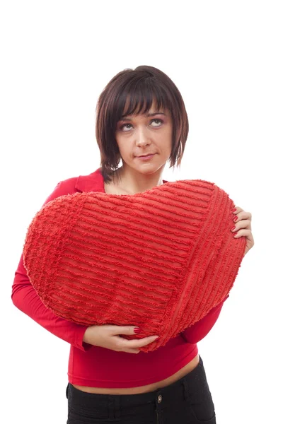 Женщина с красной подушкой в форме сердца — стоковое фото