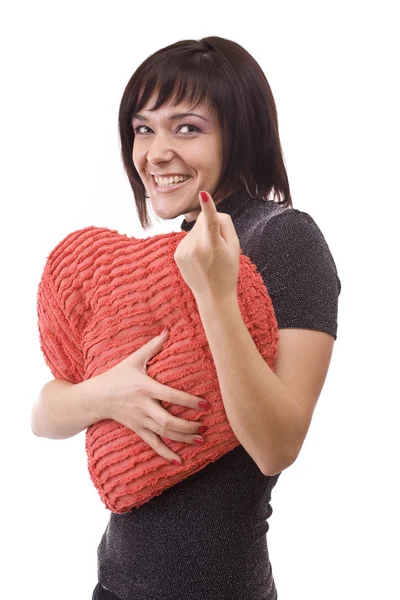 Vrouw met rood hart-vormige kussen — Stockfoto