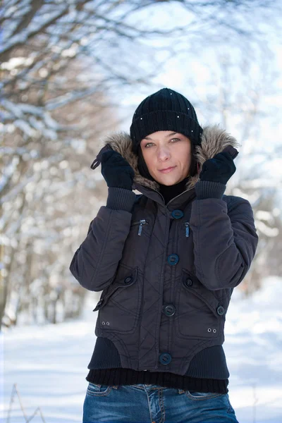 Νεαρή γυναίκα στο χειμερινό δάσος — Φωτογραφία Αρχείου