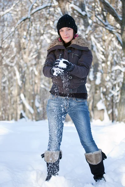Chica jugando con bolas de nieve — Foto de Stock