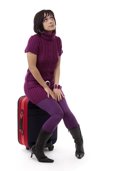 Vrouw zittend op koffer — Stockfoto