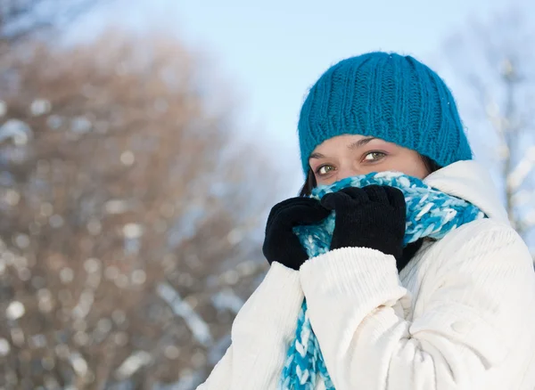 Kall vinter kvinna — Stockfoto