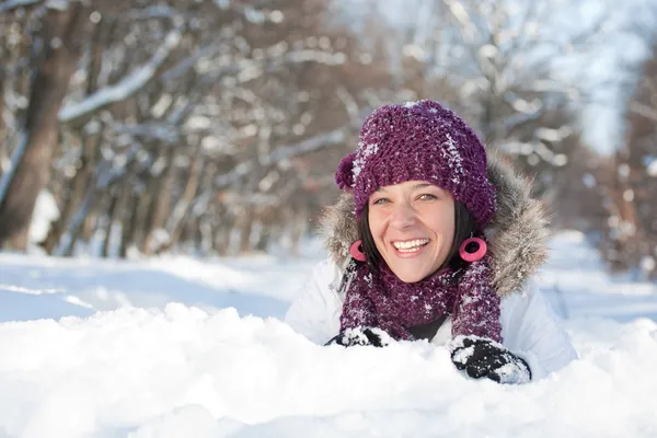 Žena ve sněhu雪の中で女性 — Stock fotografie