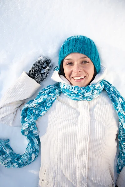 Žena ve sněhu雪の中で女性 — Stock fotografie