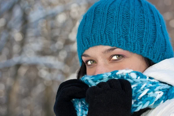 Холодная зимняя женщина — стоковое фото