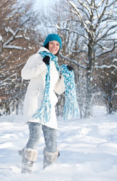 Nő játszik a hó — Stock Fotó