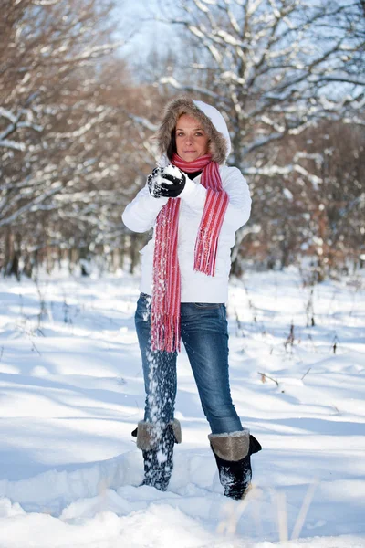 Mujer jugando con bolas de nieve — Foto de Stock