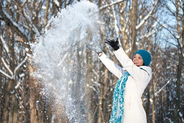 Mujer lanzando algo de nieve — Foto de Stock