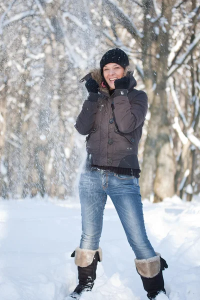 Giovane donna nella foresta invernale — Foto Stock