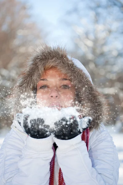 Vrouw waait sneeuw — Stockfoto