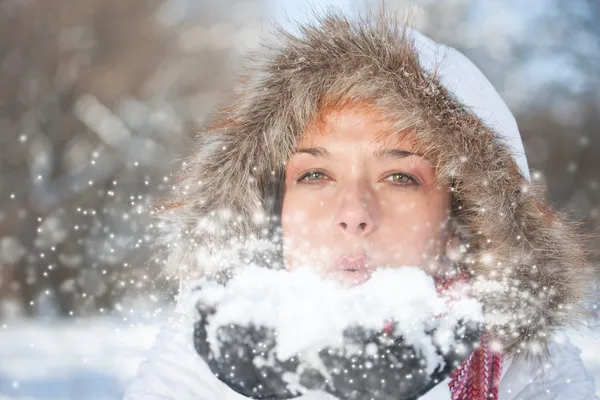Женщина, засыпающая снегом — стоковое фото