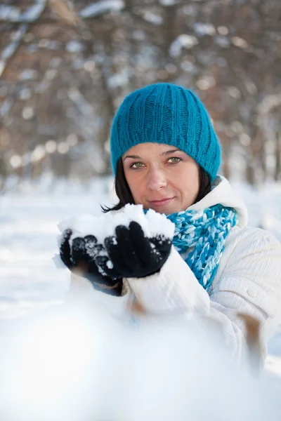 Kvinna leker med snö — Stockfoto