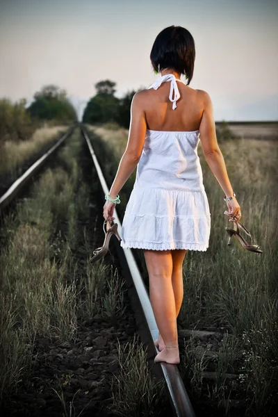 在铁路上的女人 — 图库照片