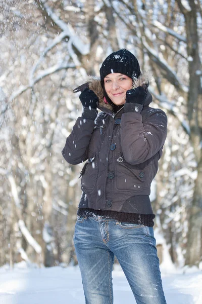 Genç kadın kış ormanında — Stok fotoğraf