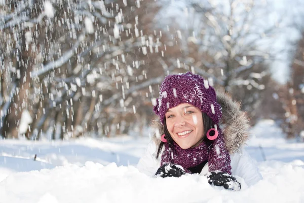 Žena ve sněhu雪の中で女性 — ストック写真