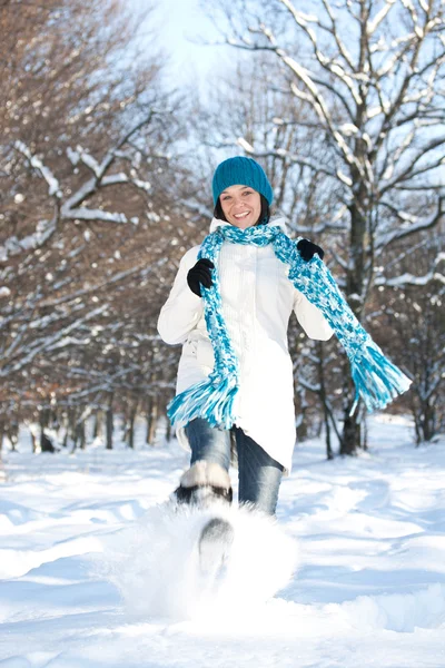 Kvinna leker med en snö — Stockfoto