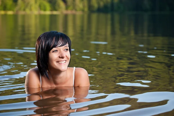 放松在水中的女孩 — 图库照片