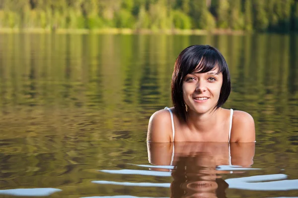放松在水中的女孩 — 图库照片