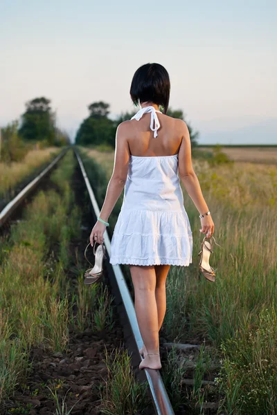 Femme sur le chemin de fer — Photo