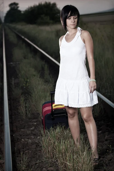 スーツケースを持つ女性 — ストック写真
