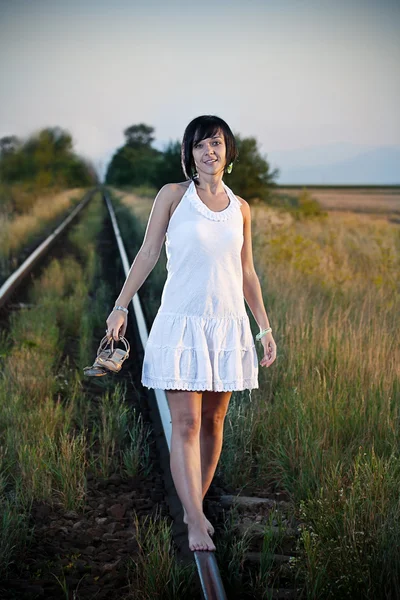 Γυναίκα επί της σιδηροδρομικής γραμμής — Φωτογραφία Αρχείου