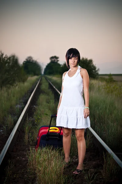 Женщина с чемоданом — стоковое фото