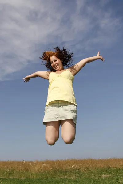 Kvinna hoppa — Stockfoto
