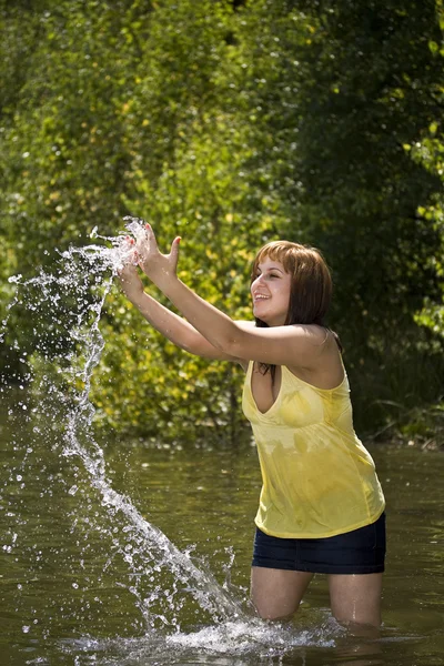 Kvinna i vatten — Stockfoto
