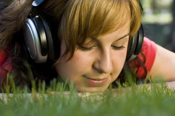 音楽を聴く女 — ストック写真