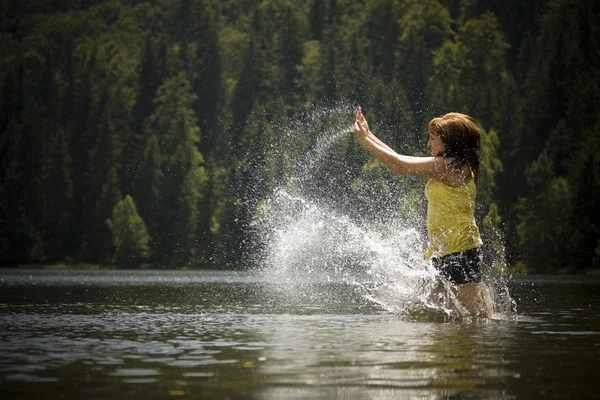 물에 있는 여자 — 스톡 사진