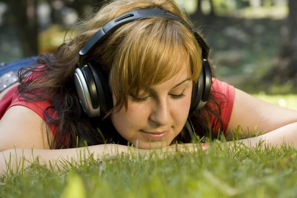 Zenét hallgató nő — Stock Fotó