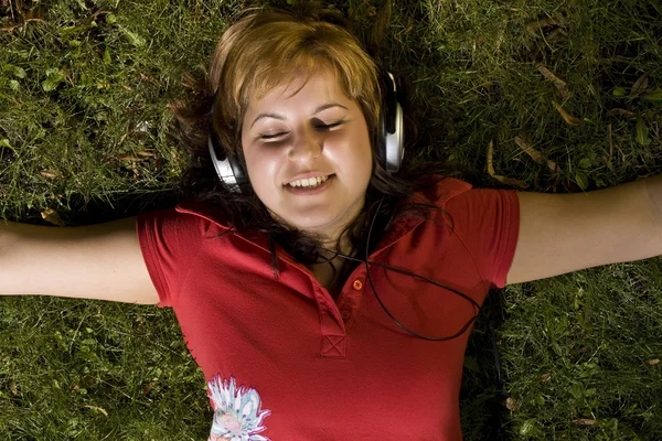Kvinnan lyssnar på musik — Stockfoto